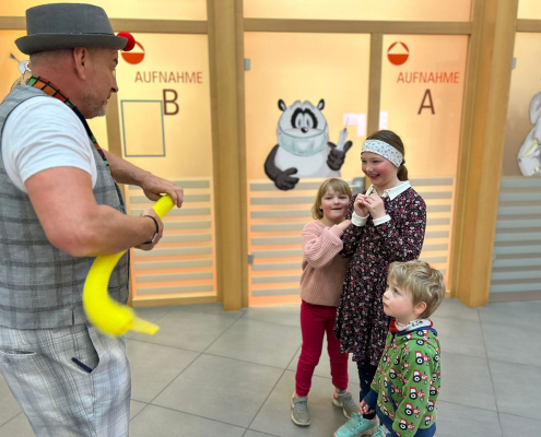 Clown Georg mit drei Kindern im Krankenhaus