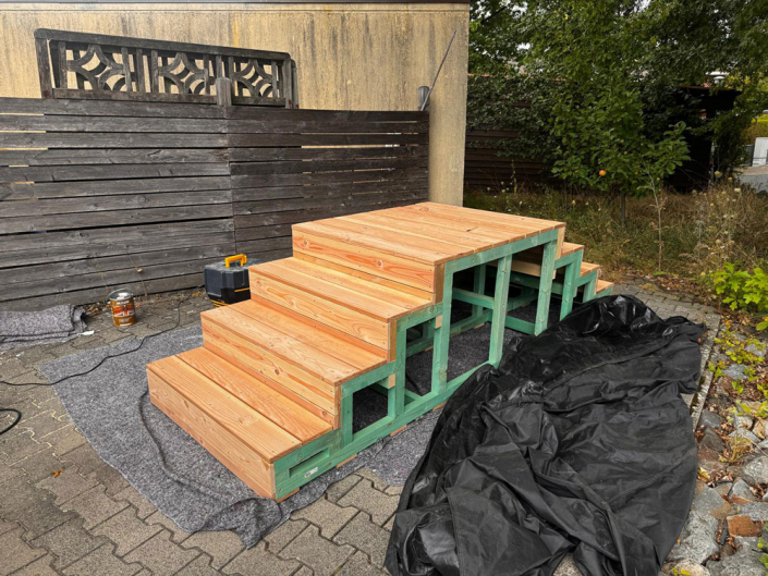Das Gerüst hat Stufen aus Holz bekommen