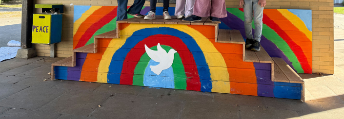 Die Seite der Treppe ist mit einem Regenbogen und einer Friedenstaube bemalt.