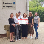 Das Team der Stiftung bei der Spendenübergabe