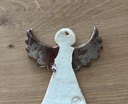 Tonengel mit goldbraunen Flügeln