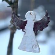 Tonengel hängt am Baum