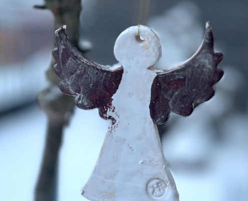 Tonengel hängt am Baum