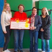 Britta Risse und Christina Mason, Dr. Beinker/Kutzleb-Stiftung, überreichen Kirstin Seggewiss, Förderverein und Janine Böckenholt, Kita-Leitung, den Scheck in Höhe von 449 €