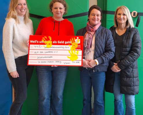 Britta Risse und Christina Mason, Dr. Beinker/Kutzleb-Stiftung, überreichen Kirstin Seggewiss, Förderverein und Janine Böckenholt, Kita-Leitung, den Scheck in Höhe von 449 €