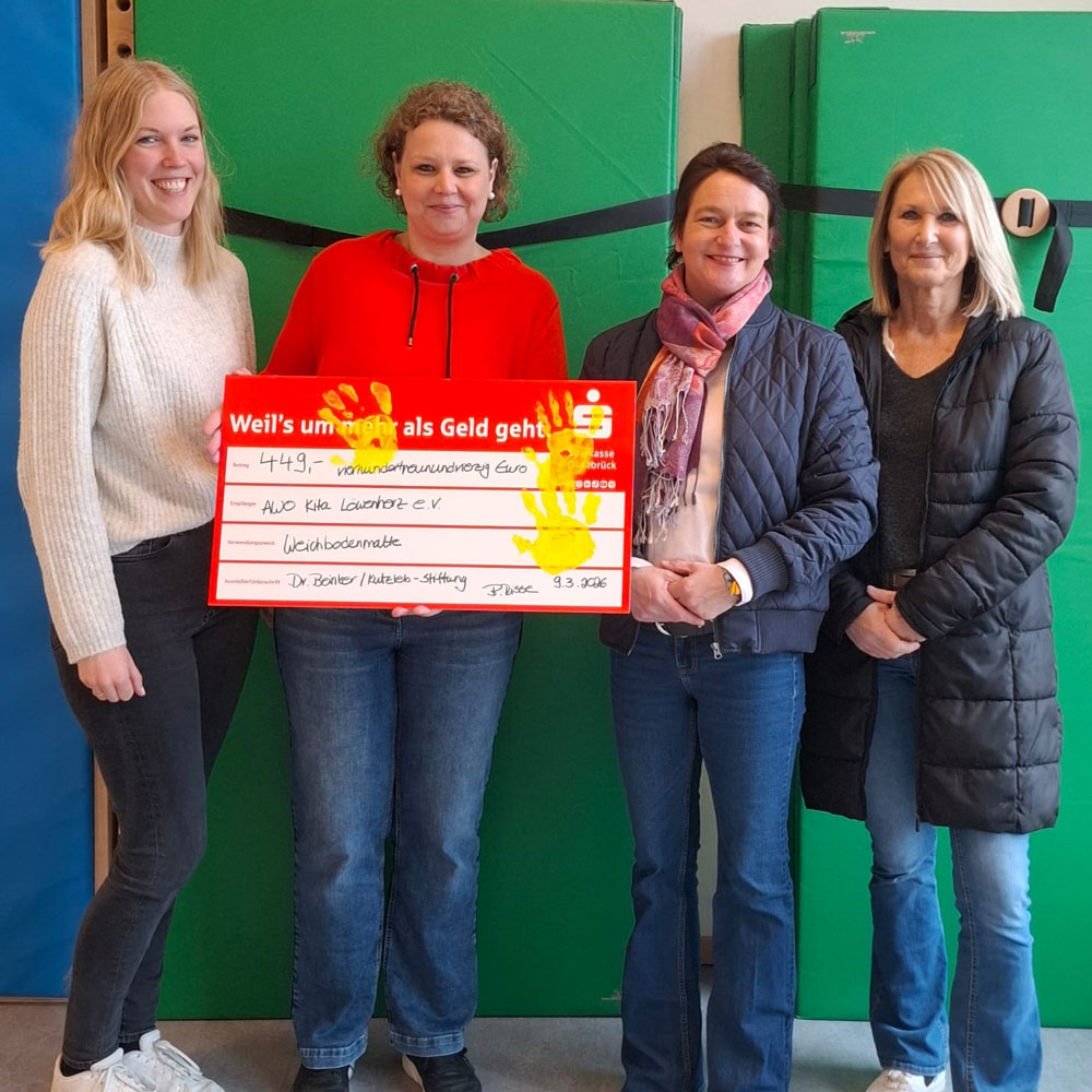 awo-kita-loewenherz-web Britta Risse und Christina Mason, Dr. Beinker/Kutzleb-Stiftung, überreichen Kirstin Seggewiss, Förderverein und Janine Böckenholt, Kita-Leitung, den Scheck in Höhe von 449 €