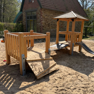 kita-quadrat Klettergerät aus Holz steht auf einem Spielplatz