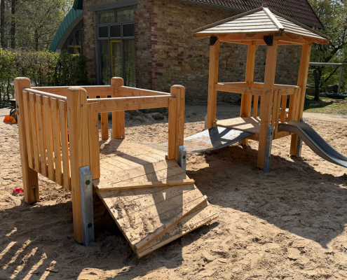 Klettergerät aus Holz steht auf einem Spielplatz