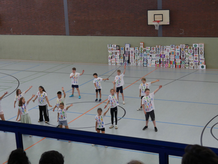 Kinder in einer sporthalle