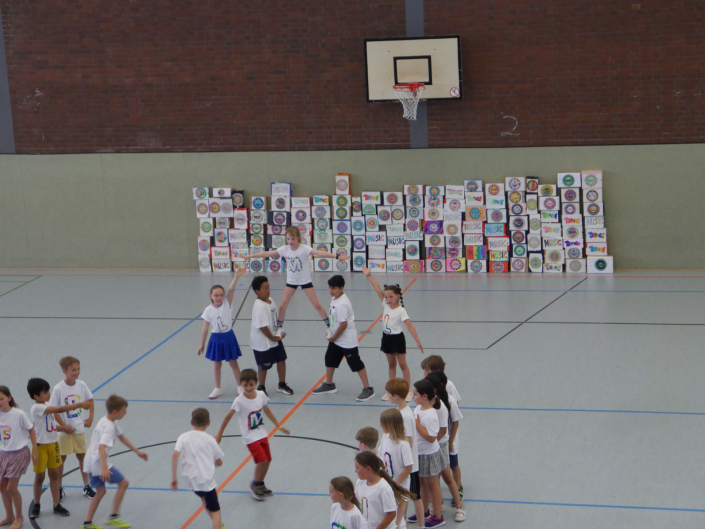 Kinder in einer Sporthalle