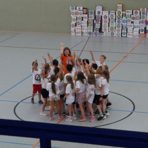 Kinder tanzen im Kreis